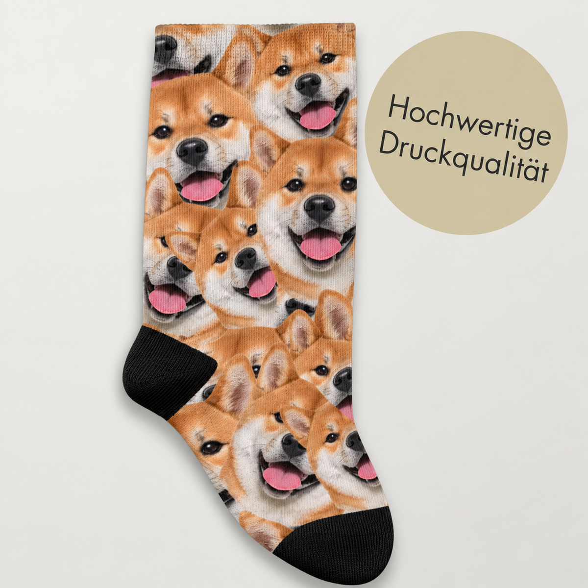 Chaussettes personnalisées avec motif photo de chiens souriants, tissu doux avec bord noir.