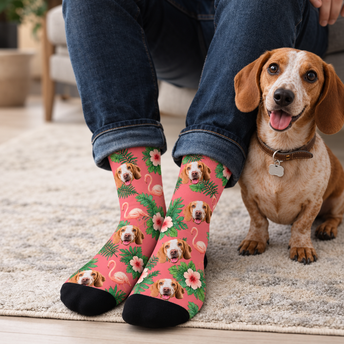 Chaussettes personnalisées avec motif de chien sur fond rose et pointes noires, décorées de plantes et de flamants roses.