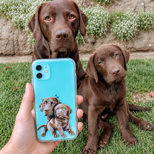 Coque de téléphone transparente personnalisée avec portrait de chien, tenue par une personne devant deux labradors en extérieur.