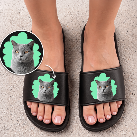 Claquettes noires avec portrait de chat gris personnalisé sur fond vert.