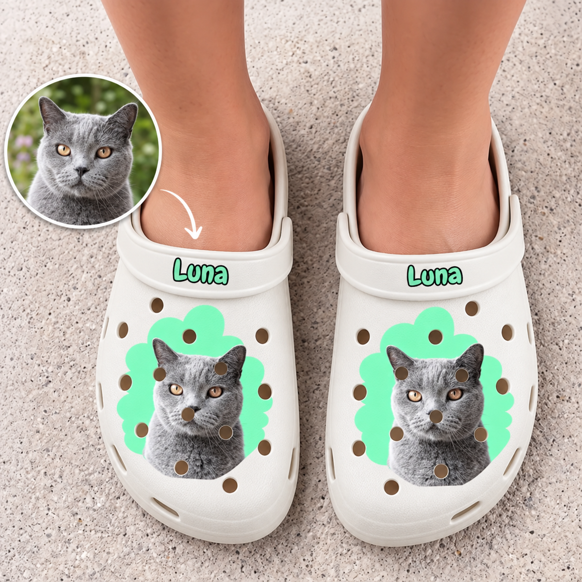 Sabots blancs personnalisés avec chat et prénom, touches de design vertes et trous d'aération.