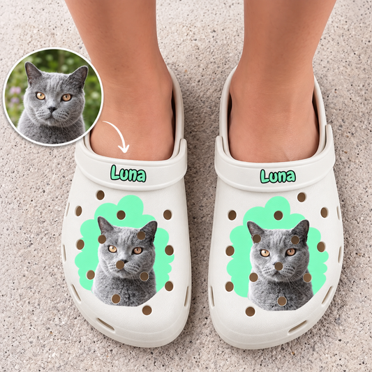 Sabots blancs personnalisés avec chat et prénom, touches de design vertes et trous d'aération.