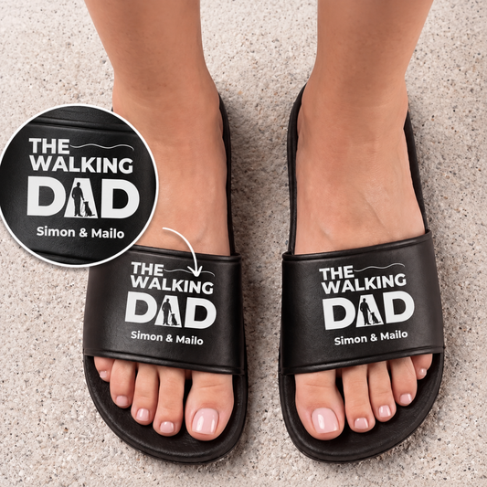Claquettes noires imprimées "THE WALKING DAD" avec prénoms personnalisés.