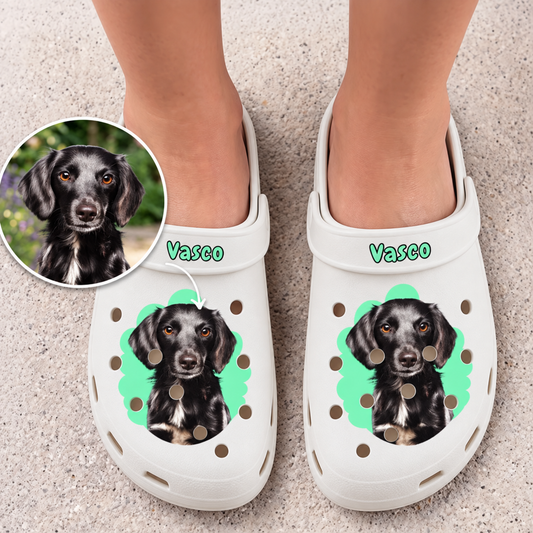 Sabots blancs personnalisés avec portrait de chien et le prénom "Vasco".