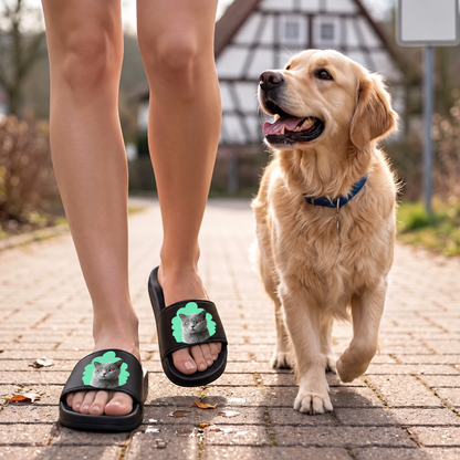 Claquettes noires personnalisées avec portrait de chat, portées par une personne qui promène un chien.