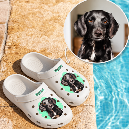 Sabots blancs avec portrait de chien et le prénom "Vasco" sur fond graphique vert.
