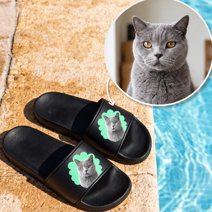 Claquettes noires avec portrait de chat personnalisé sur la bride.