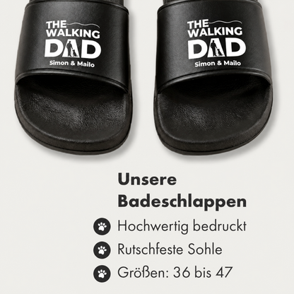Claquettes noires avec imprimé "The Walking Dad" et prénoms personnalisés. Semelle antidérapante.