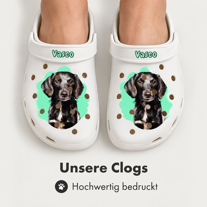 Sabots blancs personnalisés avec portrait de chien et le prénom "Vasco" sur le dessus.