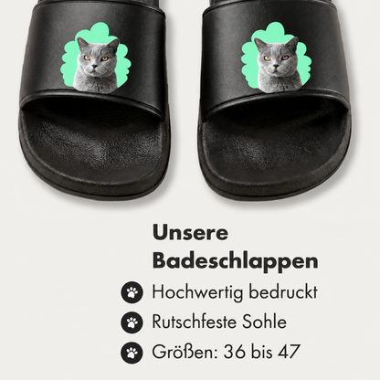 Claquettes noires avec portrait de chat sur fond vert, semelle antidérapante, pointures 36 à 47.