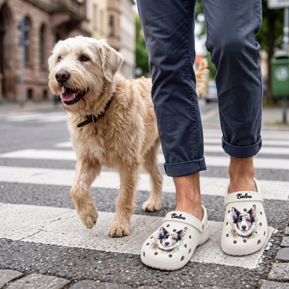 Personne portant des sabots personnalisés à motif de chien aquarelle, en promenade avec un chien.
